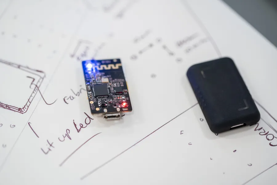 Tecnico impegnato nell'analisi di hardware elettronico